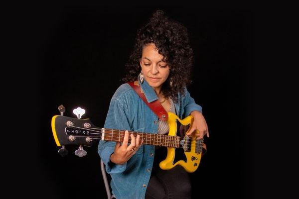 苏珊娜·加拉尔教授在弹贝斯吉他.