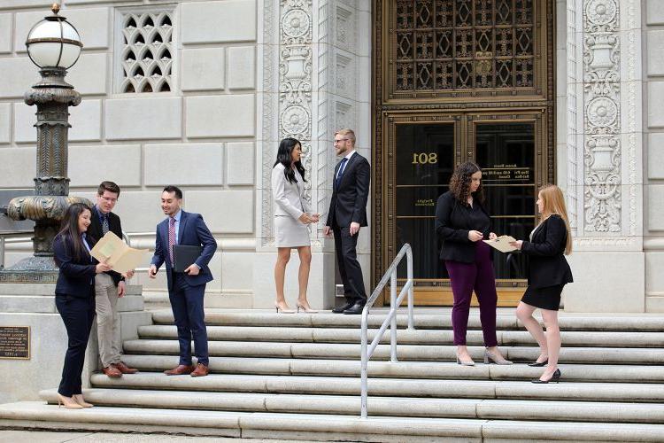 法学院学生站在国会大厦的台阶上.
