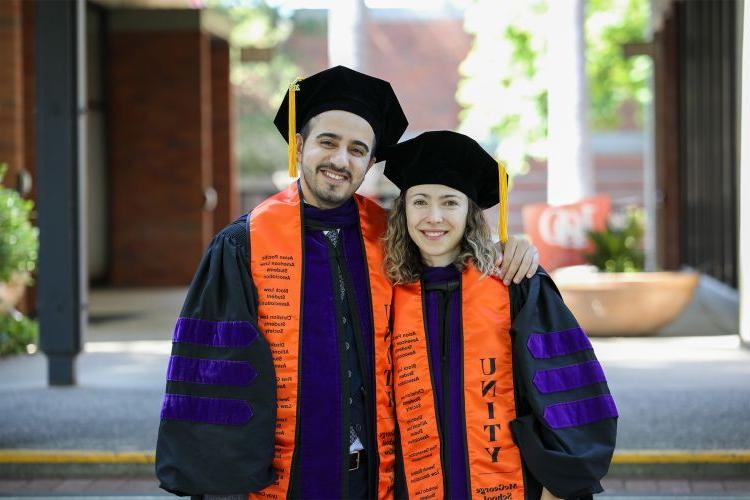 留学生Dariia Zhestovskaia和Yakup Altun在毕业前三个月通过了律师资格考试. 
