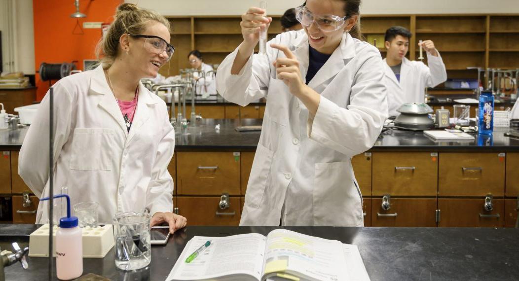 化学专业的学生在做实验