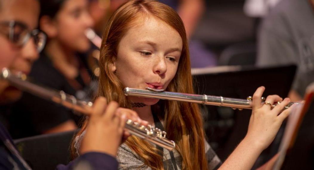 一个音乐夏令营的学生在吹长笛