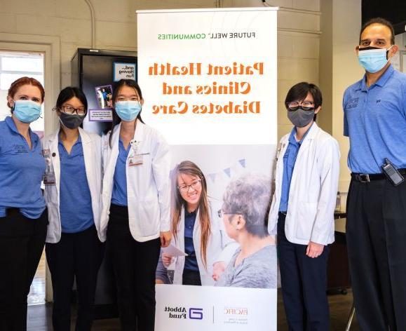 药店 students and faculty members at Abbott Fund’s Future Well health care clinic