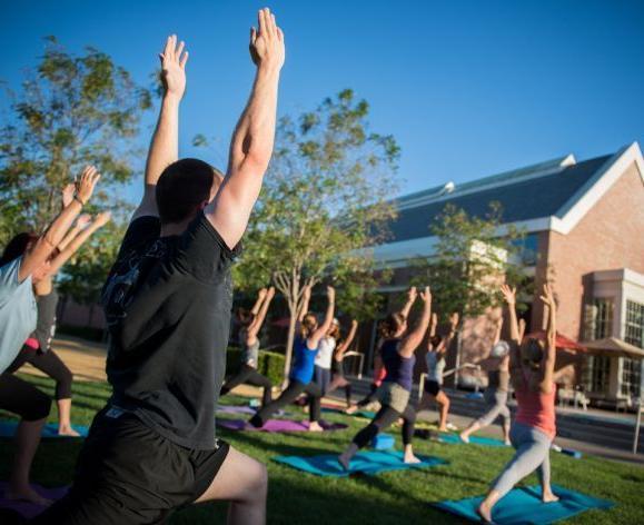 学生们在杜克大学的草坪上做瑜伽